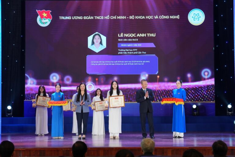 sinh-vien-fpt-le-ngoc-anh-thu-giai-thuong-nu-sinh-khoa-hoc-cong-nghe-2025